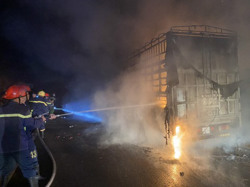 Xe chở vàng mã bốc cháy trong đêm