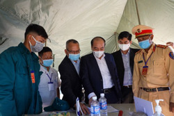 Chủ tịch UBND tỉnh thăm và tặng quà Tết các chốt phòng, chống Covid-19