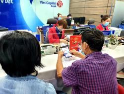 Khách nhộn nhịp gửi tiết kiệm, nhận lì xì đầu năm ở ngân hàng