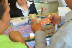 Giá vàng hôm nay 17-2: Giảm mạnh, người mua mất 600.000 đồng/lượng