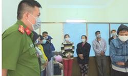 Vây bắt hàng chục đối tượng đánh bầu cua trên vỉa hè