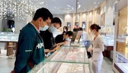 Người người tấp nập mua vàng đón ngày Thần Tài