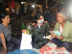 Các đơn vị thị xã Buôn Hồ thăm và tặng quà hộ nghèo buôn Ea Kjoh A (xã Ea Drông)