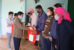 Đoàn ĐBQH tỉnh chúc Tết, tặng quà hộ nghèo, gia đình chính sách