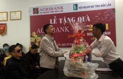 Trao quà Tết tặng người khiếm thị