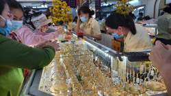 Giá vàng hôm nay 20-2: Bật tăng dù các quỹ đầu tư bán tiếp 2,15 tấn vàng