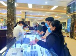 Khách nhộn nhịp mua vàng lấy may