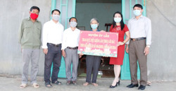 Huyện ủy Lắk thăm hỏi, tặng quà cho đảng viên khó khăn tại xã Krông Nô