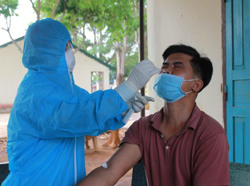  Những người "gác cửa" nơi tuyến đầu chống dịch Covid-19