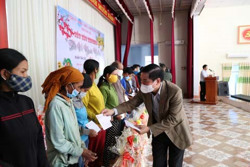 Bí thư Tỉnh ủy Bùi Văn Cường chúc Tết, tặng quà hộ nghèo, gia đình chính sách huyện Buôn Đôn