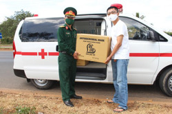 Bộ Chỉ huy Quân sự tỉnh tiếp nhận 3.600 khẩu trang kháng khuẩn phòng, chống dịch Covid-19