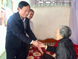 Lãnh đạo thị xã Buôn Hồ thăm và tặng quà gia đình chính sách