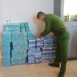 Tạm giữ 10.350 khẩu trang y tế không rõ nguồn gốc