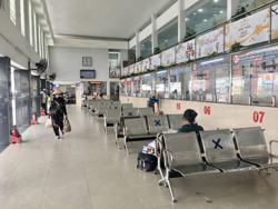 Khách đi tàu, xe giảm mạnh