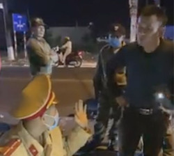 Tài xế chống đối, khiêu khích CSGT vì 'có quan hệ'