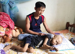 Cháu bé mắc bệnh ung thư cần được giúp đỡ