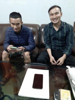 Nhặt được điện thoại, nhóm học sinh Trường THPT Việt Đức nhờ Công an trả người đánh mất