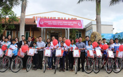 Quỹ Bảo trợ trẻ em tỉnh tặng xe đạp cho học sinh nghèo vượt khó học giỏi