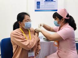 Người tình nguyện thử nghiệm vắc-xin Covivac được mua bảo hiểm 40 tỉ đồng