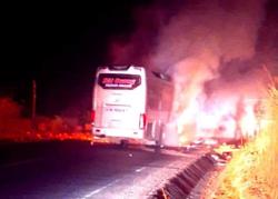 Xe khách chở 11 người bốc cháy lúc rạng sáng