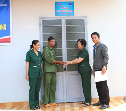 Bàn giao hai căn nhà Tình nghĩa cho cựu thanh niên xung phong