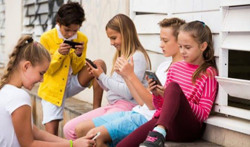 Cha mẹ nên làm gì khi con sử dụng thiết bị thông minh?