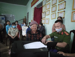 Chuyện cụ bà 80 tuổi đi làm căn cước công dân