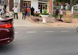 Một người chết, 1 bị thương trước cổng UBND huyện