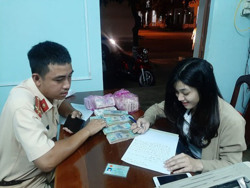 Tìm được túi xách chứa hơn 100 triệu đồng để quên trên xe khách