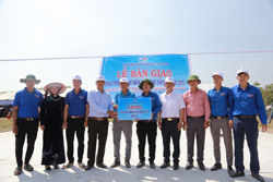 Bàn giao công trình thanh niên sân bóng chuyền tại xã Cư Êwi
