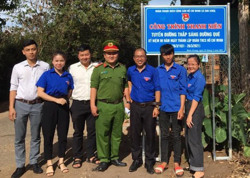 Bàn giao công trình "Thắp sáng đường quê" tại xã Dur Kmăl