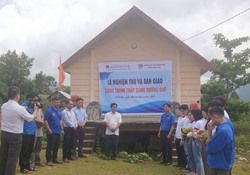Bàn giao công trình thanh niên "Thắp sáng đường quê"