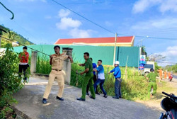 Xây dựng công trình "Thắp sáng đường quê" tại xã Yang Reh