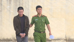 Trốn truy nã 12 năm, lấy vợ sinh con rồi ra đầu thú