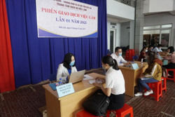 Hơn 200 người lao động tham gia phiên giao dịch việc làm đầu tiên năm 2021