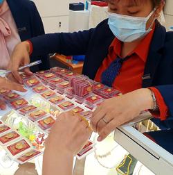 Vì sao giá vàng lao dốc không phanh?