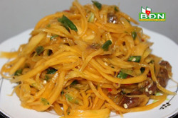 Món đu đủ giã chua cay của người Ê đê