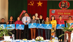 Hội LHPN thị xã Buôn Hồ: Trao vốn khởi nghiệp cho 16 hội viên