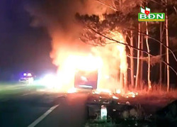 Xe khách giường nằm bị cháy rụi tại Đắk Song