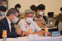 100 nhân viên y tế trực tiếp chăm sóc bệnh nhân Covid-19 được tiêm vắc-xin đầu tiên