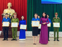 Cô giáo trẻ đam mê các cuộc thi