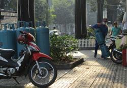 Giá gas bán lẻ lần đầu tiên giảm sau gần 1 năm tăng liên tục