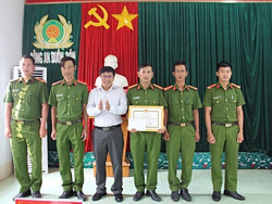 Huyện Buôn Đôn khen thưởng đột xuất Đội Cảnh sát điều tra tội phạm về trật tự xã hội