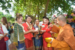 Tết Bunpimay người Việt gốc Lào tại xã Krông Na