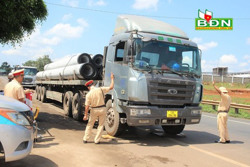 Lực lượng cảnh sát giao thông ra quân, kiểm tra tải trọng xe trên quốc lộ