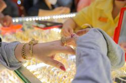 Giá vàng hôm nay 13-4: Tiếp tục giảm dù chứng khoán quốc tế mất điểm dữ dội