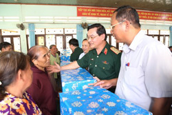 Tổng cục Kỹ thuật - Bộ Quốc phòng tặng quà và khám bệnh cho người dân huyện Buôn Đôn
