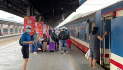 Giá vé tàu xe tăng mạnh dịp lễ 30-4