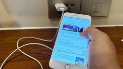 Vì sao nên bỏ thói quen sử dụng điện thoại trong lúc sạc pin?