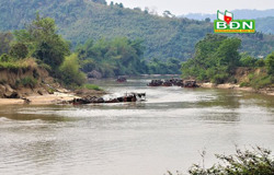 Tàu “không số” ngang nhiên hút cát trái phép